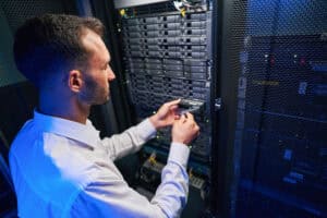 Technicien travaillant sur un serveur.